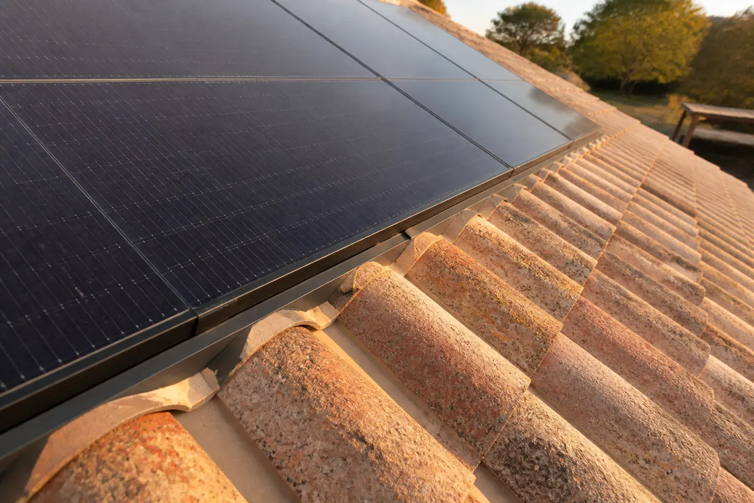 Détail de calepinage de panneaux solaires sur toiture en tuile