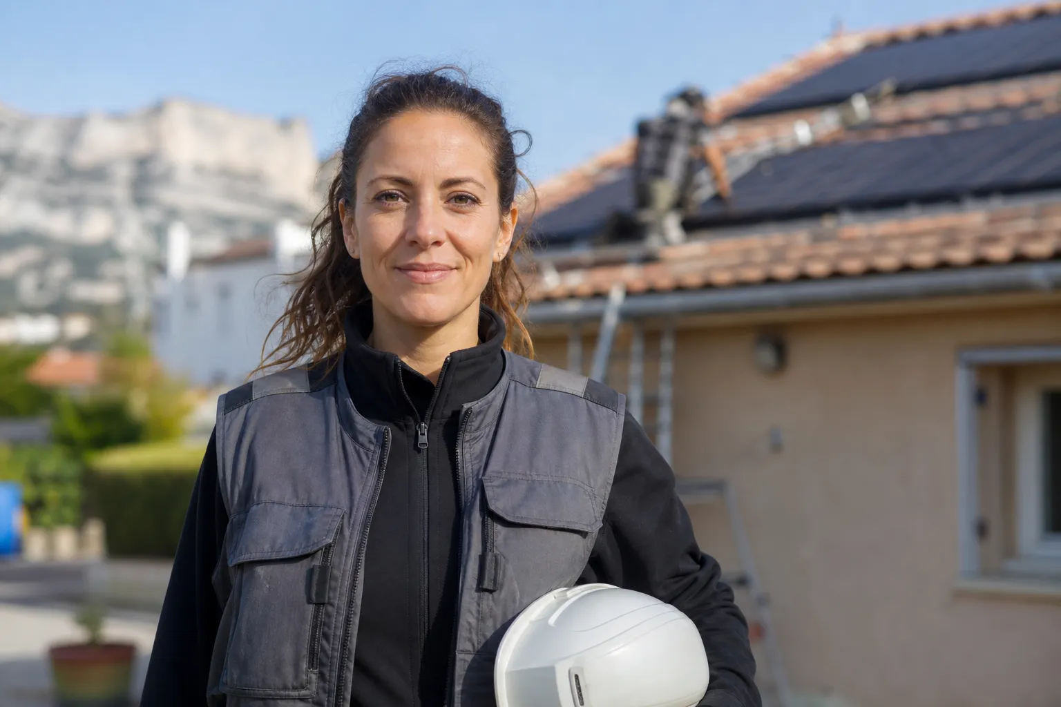 Élodie, coordinatrice de chantier, sur un chantier d'installation solaire