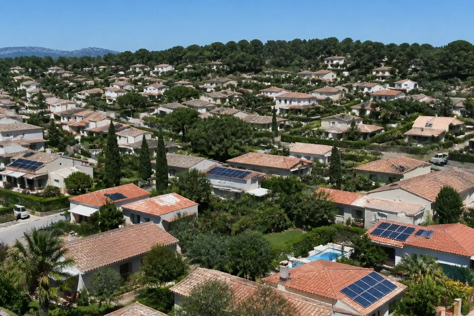 Quartier pavillonnaire marseillais avec toitures en tuile bien exposées