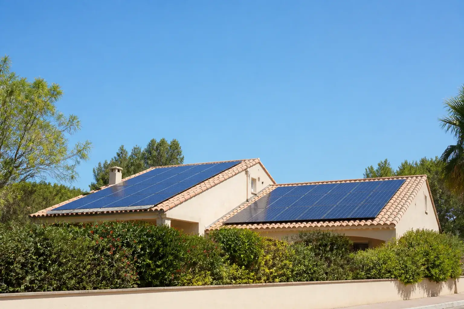 Panneaux solaires posés en surimposition sur une toiture en tuile provençale
